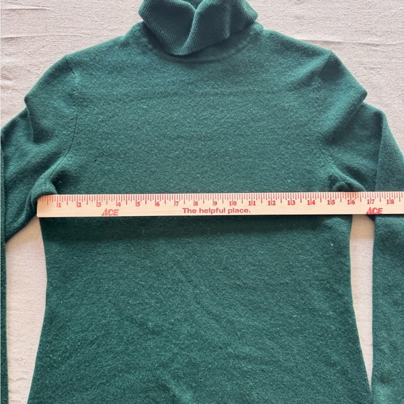 100% Cashmere Emerald Green Turtleneck Sweater - Picture 5 of 10